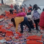 Vuelca tráiler lleno de galletas y lo rapiñan en Toluca
