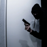 Mujer denuncia en video asalto en Toluca, en que 4 hombres se metieron a su casa y la agredieron