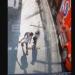 Hombre empuja a adulto mayor y cae hacia a las ruedas de tráiler en Monterrey