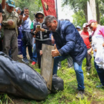 Decapitan estatua de Felipe Calderón en Los Pinos; Sheinbaum condena los hechos